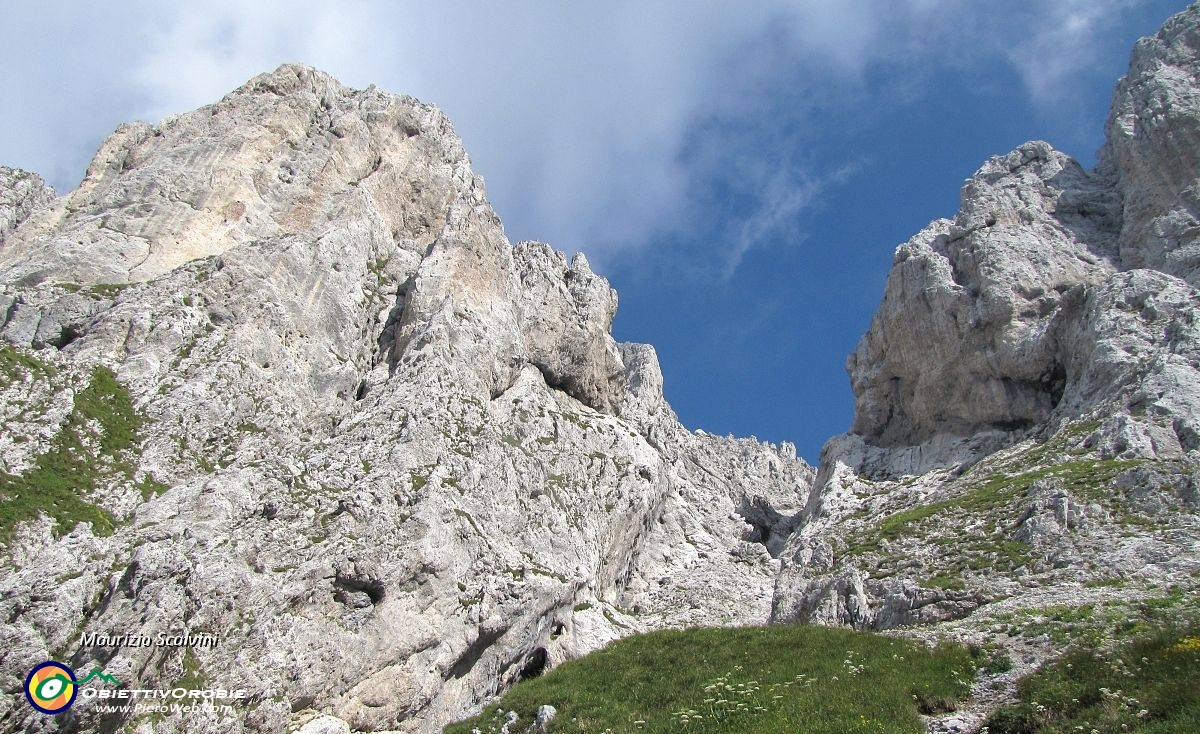 44 Il canalone Sud che divide la Presolana Centrale dall'Orientale....JPG